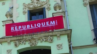 Imatges de fa uns mesos, amb la pancarta de Republiquem que estava penjada al balcó de Can Nadal