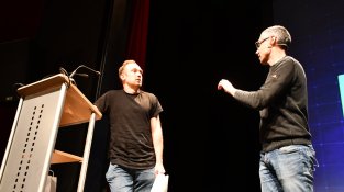 El guanyador del primer premi conversa amb el membre del cineclub vuitimig Carles Brucet, en la gala d'aquest vespre