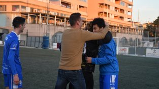 L'entrenador, Marc Teixidor, celebra el triomf amb els seus jugadors en acabar el matx