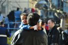 La Unió de Botiguers fa cagar el tió a la plaça de la Coma