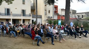 Una imatge de l'acte de presentació al pati de Can Trinxeria