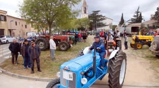 Més de 12.000 persones omplen Campllong el primer dia de la 39a Fira de Primavera