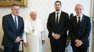 Els tres membres de la Diputació, amb el Sant Pare