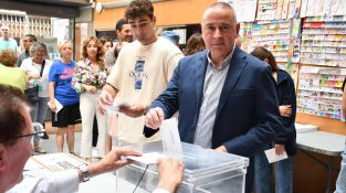 El cap de llista de Junts, Robert Mundet, dipositant el seu vot