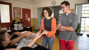 La pubilla de Cassà, Anna Besalú, s'ha estrenat votant en unes municipals
