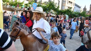 Un petit xàfec no aigualeix el bon ambient de la Festa Major