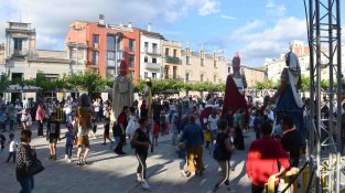 Un petit xàfec no aigualeix el bon ambient de la Festa Major