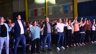 Regidors i familiars agafats de la mà per cantar "Amics per sempre"