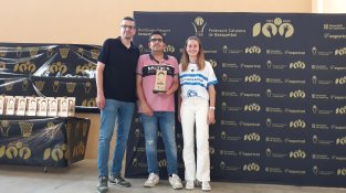 Àngel Teixidor i Cristina Porsell amb el guardó de l'equip mini masculí