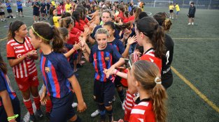 Les jugadores dels altres equips han fet el passadís a les campiones, l'FC Barcelona