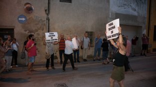 "Xiuletada" contra els okupes de l'antiga fleca Can Cabruja