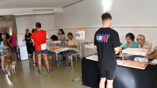 Votacions a primera hora del matí a Can Trinxeria