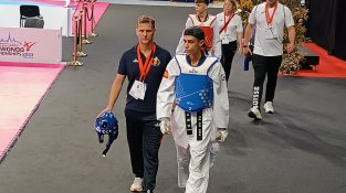 Àlex de Dios amb el seu coach entrant a la pista