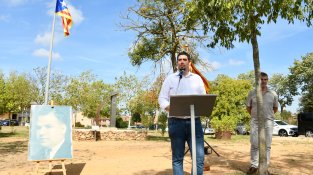 Parlament de Pau Presas davant el monument a Josep Dalmàs