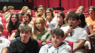 Arnau Madrià imparteix la classe inagural als alumnes de batxillerat de l'Institut de Cassà