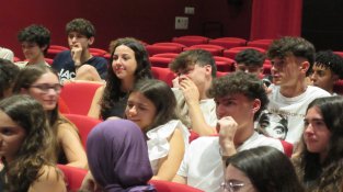 Arnau Madrià imparteix la classe inagural als alumnes de batxillerat de l'Institut de Cassà