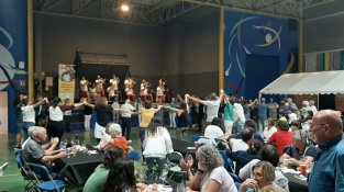 Molta gent a la primera nit de la fira Santa Tecla
