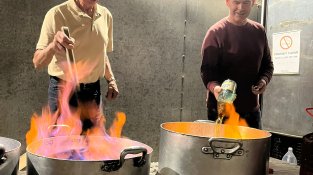 Molta gent a la primera nit de la fira Santa Tecla