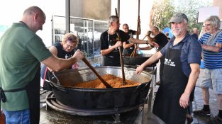 Els cuiners preparen la fideuada