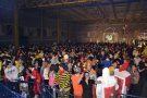 Centenars de joves disfressats participen al ball de carnaval de Cassà