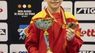 Mayorov, amb el trofeu i medalla d'or