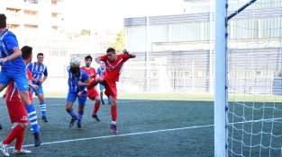 Aquest cop de cap de Sergi Massegur va significar el segon gol del Cassà contra el Caldes
