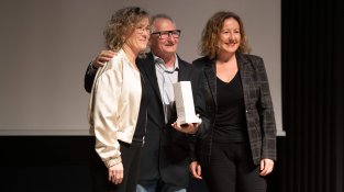 Isabel Pascual, Joan Carles Codolà i la vicedegana del col·legi de periodistes, Núria de José,  en l'acte de lliurament de la mosca