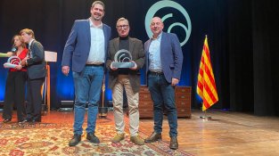 Àngel Madrià amb els dos representants de l'Ajuntament de Cassà, Pau Presas i Robert Mundet