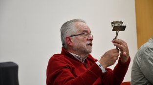 Pep Vila mostra un estri de servir a taula del sgele XIX