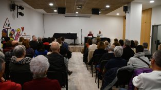 Dos moments de la xerrada d'aquest igdia