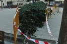 L'arbre de Nadal ja torna a estar dret