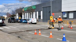 Obren una rasa per reparar una pèrdua d'aigua de la canonada del Pasteral