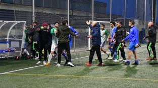 L'agressor, a l'esquerra, és retirat del camp després dels fets