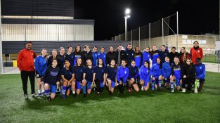 Laia Codina celebra els seus  títols amb la UD Cassà