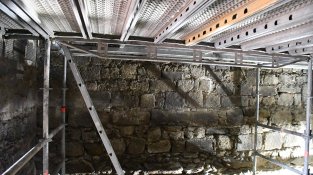 La bastida instal·lada a l'interior del campanar
