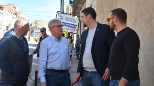 Rubèn Peris, director de la Volta, amb les alcaldes Robert Mundet i Pau Presas i el regidor Àex Font.
