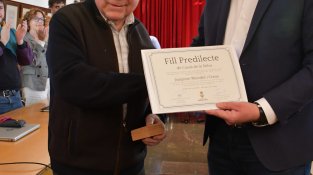 L'alcalde, Pau Presas, lliura el diploma de reconeixement a Quim Mundet