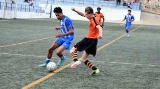 Roger intenta driblar un jugador visitant