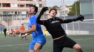 Jugada perillosa a l'àrea visitant