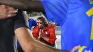Eduard Grau intenta aixecar els ànims del seu equips després del matx