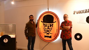 Marc Salgas i Xavier Castillon, amb el lluminós de la discoteca cassanenca