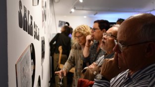 El pùblic, visitant l'exposició