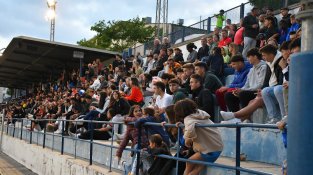 Feia temps que no es veia tanta gent en un partit del Cassà juvenil