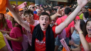 Els carrers de Cassà s'omplen de joves amb el Correbars de la Festa