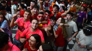 Els carrers de Cassà s'omplen de joves amb el Correbars de la Festa