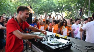 Els carrers de Cassà s'omplen de joves amb el Correbars de la Festa