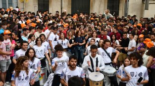 Els carrers de Cassà s'omplen de joves amb el Correbars de la Festa