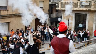 Els carrers de Cassà s'omplen de joves amb el Correbars de la Festa