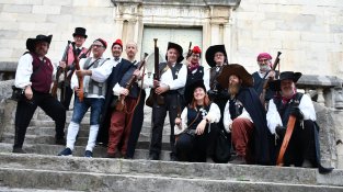 Els carrers de Cassà s'omplen de joves amb el Correbars de la Festa