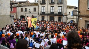 Els carrers de Cassà s'omplen de joves amb el Correbars de la Festa